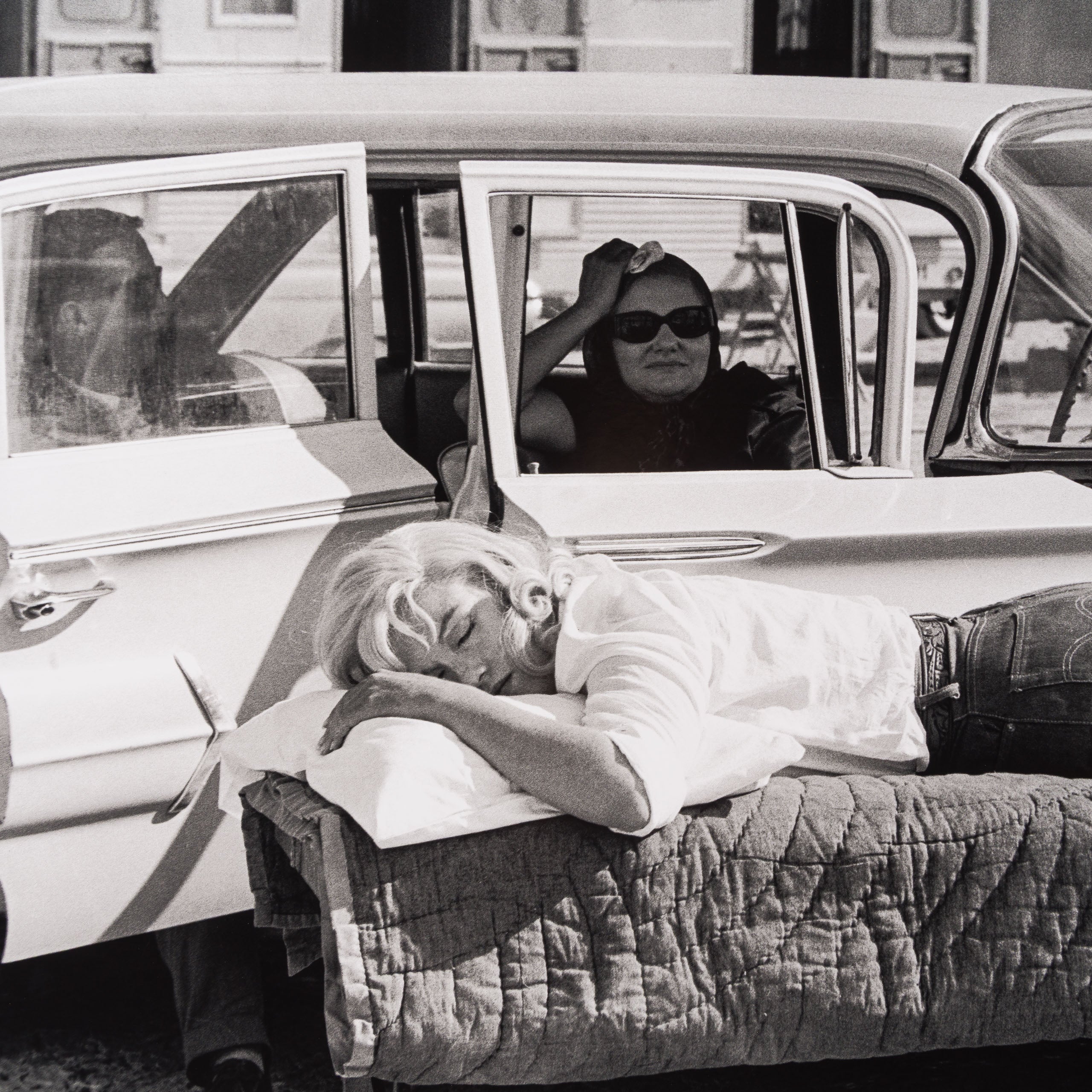 Resting on set of The Misfits | 12B Large - Image 6
